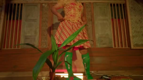 Asian Woman Sitting Front Offerings Orange Dress Ritual Begins Village — Vídeo de Stock