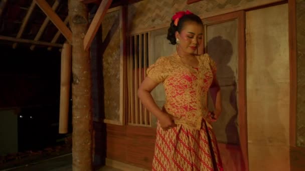 Javanese Woman Traditional Orange Dress Walks Stage Show Begins Dance — Wideo stockowe