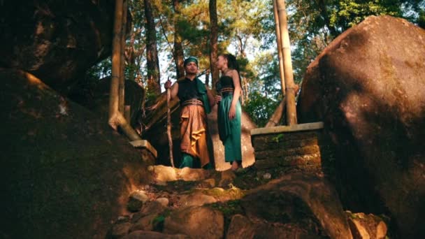 Asian Couple Hangs Out Together Forest While Wearing Traditional Green — Stok video