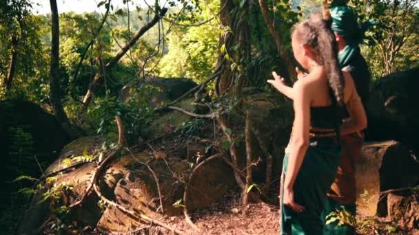 Asian Couple Green Clothes Walking Top Big Rock Mountain Forest — Αρχείο Βίντεο