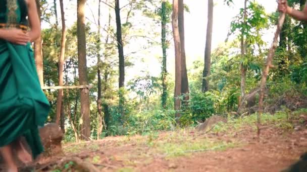 Asian Couple Meeting Together Middle Forest While Exploring Together Green — Vídeo de stock