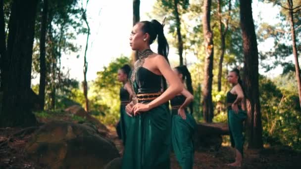 Asian Woman Green Dress Approached Man Hanging Out His Girlfriend — Vídeos de Stock