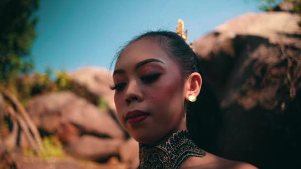 Asian Woman Black Jewelry Closing Her Eyes While Meditating Mountain — Vídeo de Stock