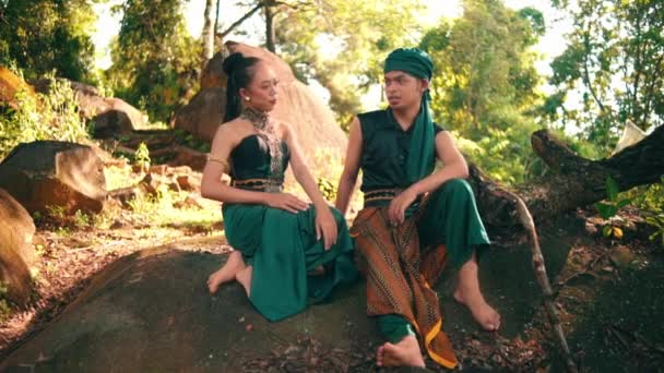 Asian Couple Flirting Top Rock While Sitting Together Green Clothes — 图库视频影像