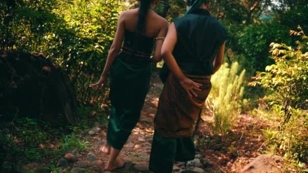Asian Couple Walking Hill Mountain Forest Background While Chatting Together — Stock Video