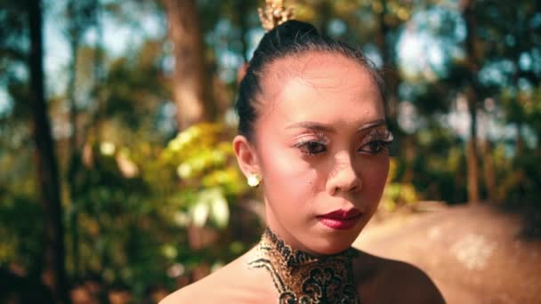 Black Hair Asian Woman Golden Jewelry Tied Hair Front Forest — Video Stock