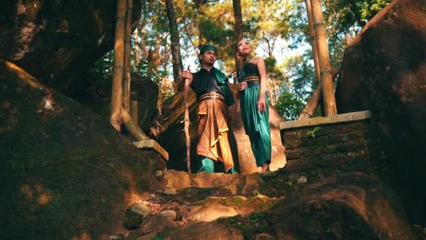 Asian Couple Hangs Out Together Forest While Wearing Traditional Green — Stockvideo