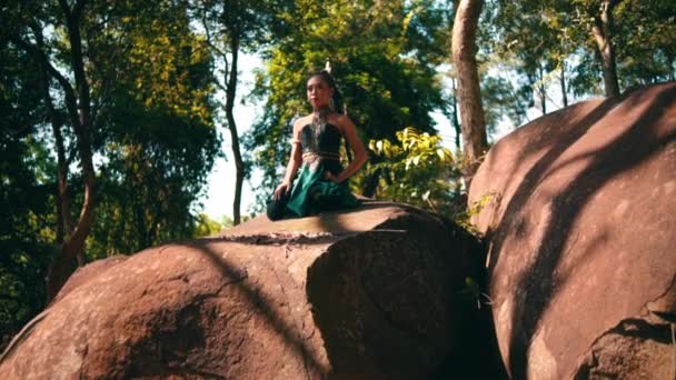 Beautiful Asian Woman Green Costume Sitting Big Rock While Visiting — Vídeo de stock