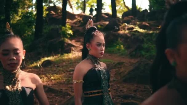 Skupina Balijských Žen Tančících Společně Tradičních Zelených Kostýmech Stromu Uvnitř — Stock video