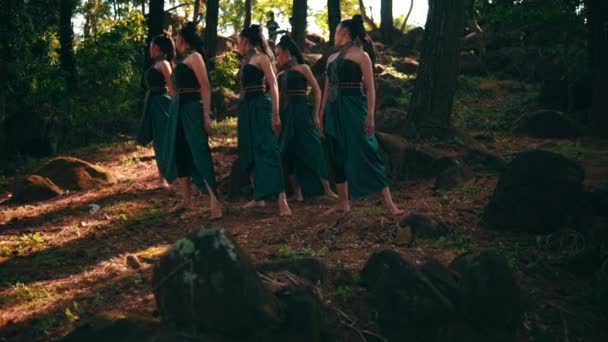 Group Balinese Women Dancing Together Traditional Green Costumes Tree Forest — Stockvideo