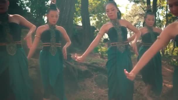 Group Balinese Women Dancing Together Traditional Green Costumes Tree Forest — Stock video
