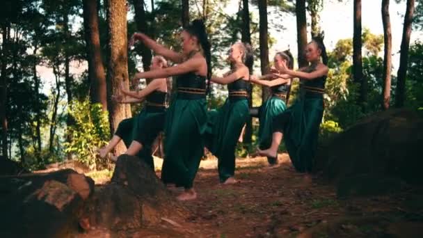 Group Balinese Women Dancing Together Traditional Green Costumes Tree Forest — Vídeo de Stock