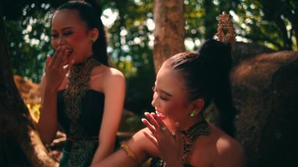 Группа Азиатских Женщин Смеющихся Сидящих Вместе Зеленом Платье Встречая Своего — стоковое видео
