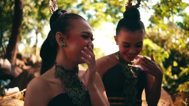 Grupo Mujeres Asiáticas Riendo Sentadas Juntas Vestido Verde Mientras Encuentran — Vídeo de stock