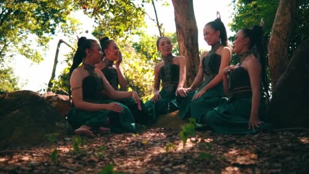 Groupe Femmes Asiatiques Riant Assis Ensemble Dans Une Robe Verte — Video