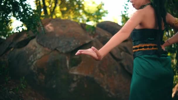 Une Femme Asiatique Avec Costume Danse Traditionnelle Danse Près Gros — Video