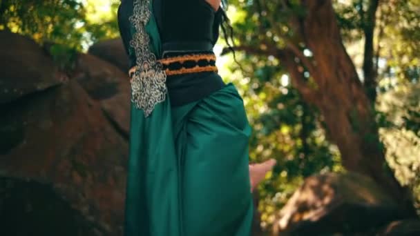 Азиатская Женщина Традиционном Танцевальном Костюме Танцует Рядом Большой Скалой Красиво — стоковое видео
