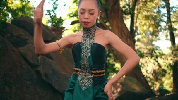 Asian Woman Traditional Dance Costume Dances Big Rock Beautifully Brown — Vídeos de Stock