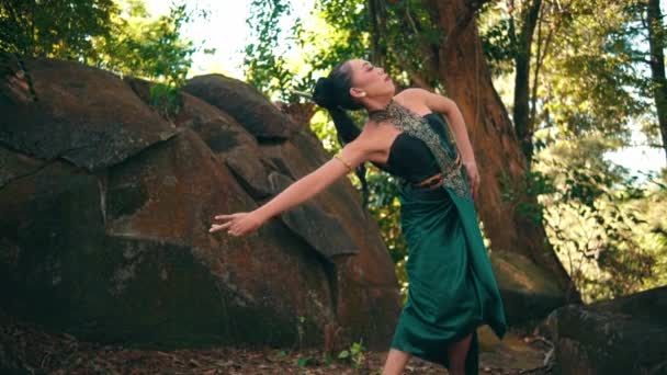 Egy Ázsiai Hagyományos Táncos Jelmezben Gyönyörűen Táncol Nagy Szikla Közelében — Stock videók