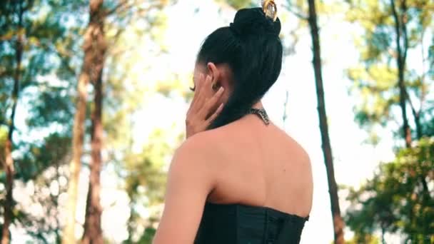 Beautiful Asian Woman Long Black Hair Golden Jewelry Standing Forest — Video