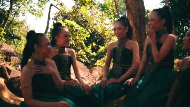 Een Groep Aziatische Vrouwen Lachen Zitten Samen Een Groene Jurk — Stockvideo