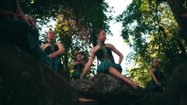 Belle Femme Balinaise Assise Dans Jungle Tout Profitant Nature Avec — Video