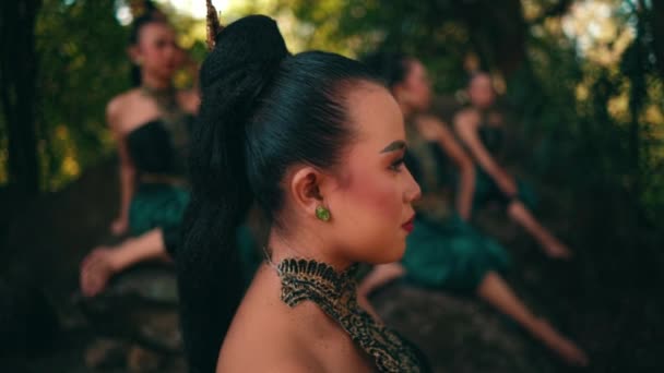 Bir Grup Asyalı Kadın Gün Işığında Köyün Içinde Yeşil Bir — Stok video