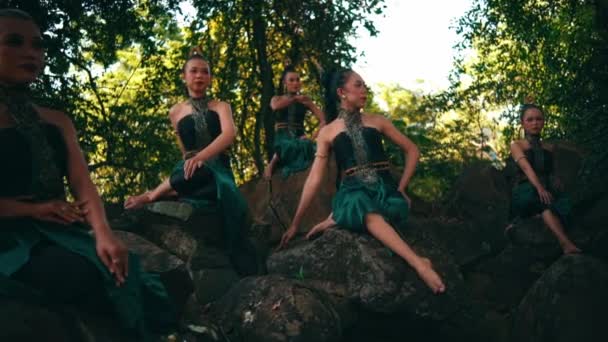 Group Asian Women Sitting Together Top Forest While Wearing Green — Vídeo de Stock