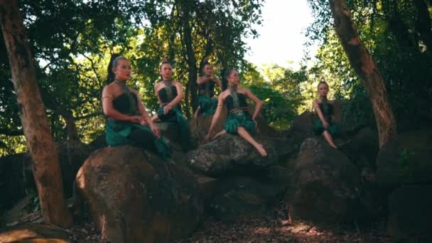 Group Asian Women Sitting Together Top Forest While Wearing Green — Vídeos de Stock