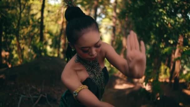 Balinese Woman Dancing Movement Forest While Wearing Green Dress Makeup — Vídeos de Stock