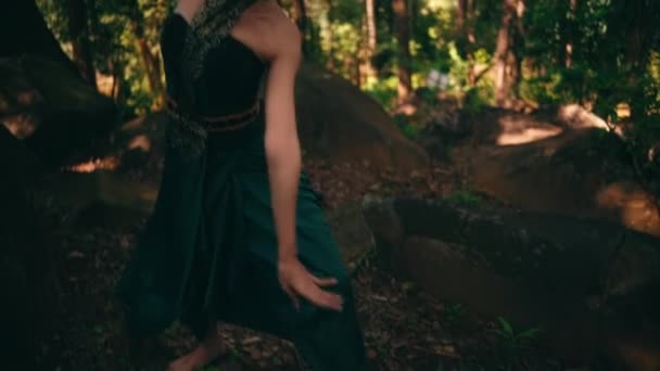Mulher Balinesa Fazer Movimento Dança Dentro Floresta Enquanto Vestindo Vestido — Vídeo de Stock