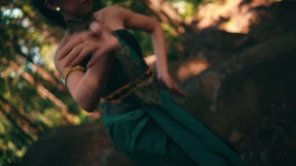 Балійська Жінка Танцює Лісі Одягаючи Зелену Сукню Макіяж Перед Початком — стокове відео