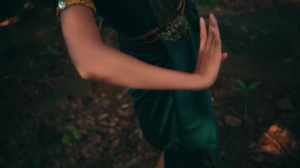 Balinese Woman Dancing Movement Forest While Wearing Green Dress Makeup — Wideo stockowe