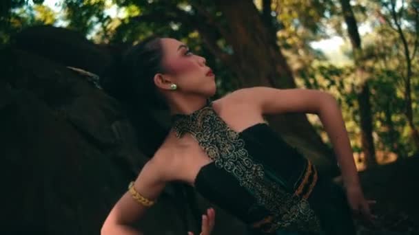 Javanese Women Traditional Green Costumes Dancing Jungle While Enjoying Nature — Vídeo de Stock