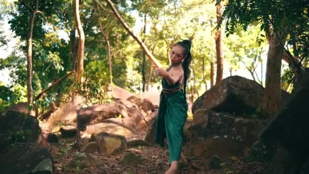 身着传统绿色服装的爪哇妇女在丛林里跳舞 同时在白天享受大自然的气息 — 图库视频影像