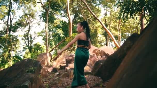 Wanita Jawa Dengan Kostum Hijau Tradisional Menari Dalam Hutan Sambil — Stok Video