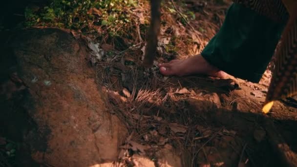 森の中で孤独な散歩をしながら 昼間の景色を楽しむ緑の服を着たアジア人男性 — ストック動画