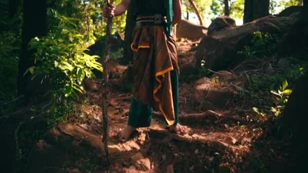 Индонезиец Исследует Джунгли Зеленом Платье Держа Палку Одиночестве Возле Дерева — стоковое видео