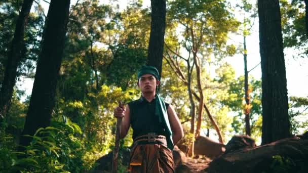 Indonésien Explorant Jungle Robe Verte Tout Tenant Bâton Solitaire Près — Video