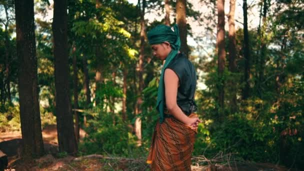 Азиатский Мужчина Палкой Зеленом Платье Гуляющий Одиночестве Время Посещения Леса — стоковое видео