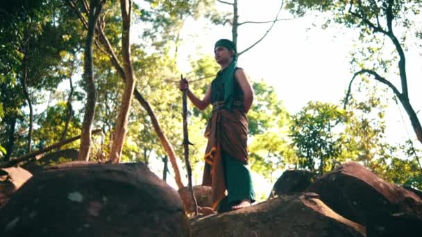 Yeşil Elbiseli Asyalı Bir Adam Gün Işığında Köyün Yakınındaki Ormanı — Stok video
