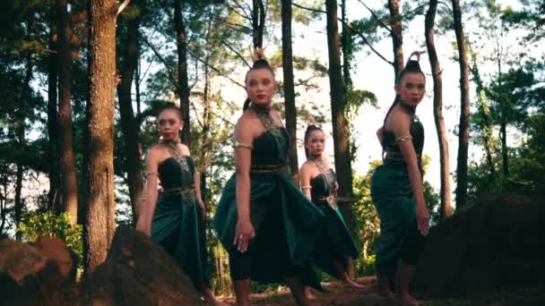 Group Asian Women Dancing Together Village Festival Green Dresses Tree — Vídeo de Stock