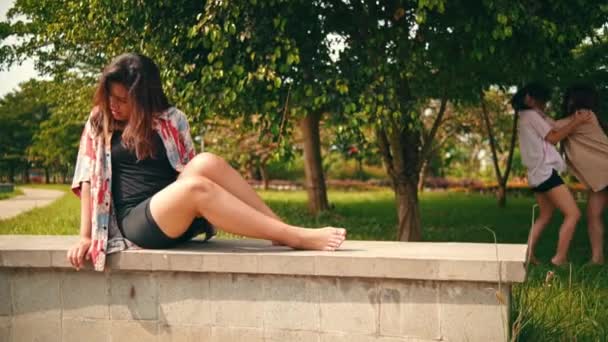 Grupo Mujeres Camisas Bailando Con Sus Amigos Medio Parque Lleno — Vídeos de Stock