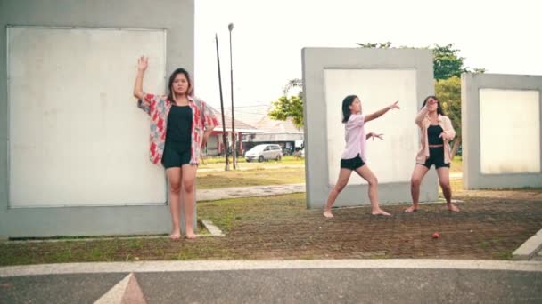 Група Жінок Які Танцюють Позаду Сумної Жінки Парку Протягом Дня — стокове відео