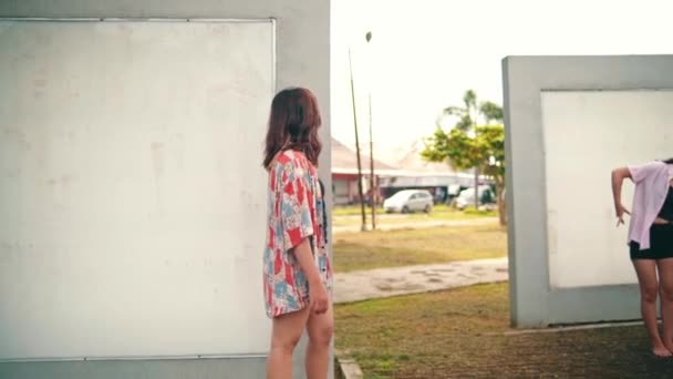 Grupo Mujeres Bailando Contemporáneamente Detrás Una Mujer Triste Parque Durante — Vídeos de Stock