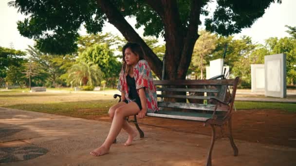 Asian Woman Sitting Park Bench Worried Expression Alone Day — Wideo stockowe
