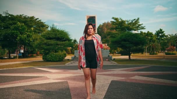Азиатская Женщина Светлыми Волосами Рубашкой Ходит Одна Посреди Парка Запутанным — стоковое видео