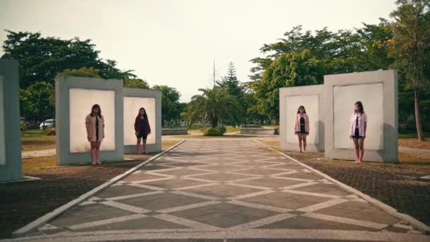 Eine Gruppe Asiatischer Frauen Steht Morgens Mit Sehr Beängstigenden Gesichtsausdrücken — Stockvideo