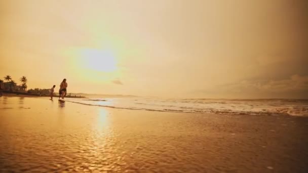 Вид Пляж Красивым Песком Волнами Яркими Облаками Небе Рассвете — стоковое видео