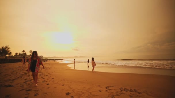 Group Asian Teenagers Shirts Walking Waves Beach Sand Friends Sunset — Video Stock